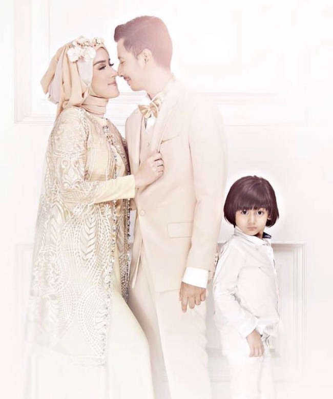 Sonny Septian dan Fairuz juga mengabadikan momen hangat bersama King Faaz dalam sesi prewedding. Ketiganya tampil mesra dalm balutan busana bernuansa cream dan putih. Foto: Dok. Instagram