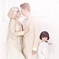 Sonny Septian dan Fairuz juga mengabadikan momen hangat bersama King Faaz dalam sesi prewedding. Ketiganya tampil mesra dalm balutan busana bernuansa cream dan putih. Foto: Dok. Instagram