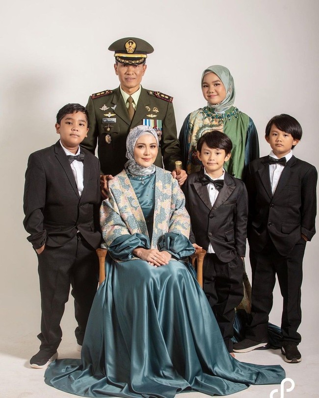 Juliana Moechtar memutuskan untuk menikah lagi dengan seorang perwira TNI pada 2022. Keduanya pun telah melakukan pemotretan prewedding bersama anak-anak mereka Foto: Dok. Instagram