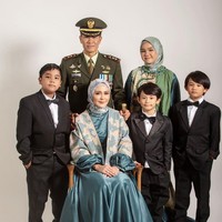 Juliana Moechtar memutuskan untuk menikah lagi dengan seorang perwira TNI pada 2022. Keduanya pun telah melakukan pemotretan prewedding bersama anak-anak mereka Foto: Dok. Instagram