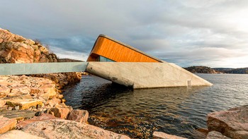 Restoran bawah laut Under di Norwegia menawarkan pengalaman bersantap sambil menikmati pemandangan dasar laut. Bangunan rancangan Snøhetta ini juga berfungsi sebagai pusat penelitian ekosistem laut. Foto: Weird Buildings via DesignBoom
