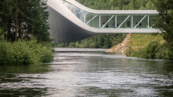 Museum The Twist di Norwegia memiliki bentuk yang berputar di bagian tengah sehingga berfungsi sekaligus sebagai jembatan penyeberangan. Desain karya Bjarke Ingels Group (BIG) ini menjadi salah satu contoh bangunan yang menggabungkan seni dan fungsi. Foto: Weird Buildings via DesignBoom