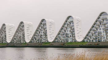 The Wave di Vejle, Denmark, memiliki siluet menyerupai gelombang laut yang berjajar di tepi pelabuhan. Bentuk atapnya menjadi ciri khas sekaligus ikon kota tersebut. Foto: Weird Buildings via DesignBoom