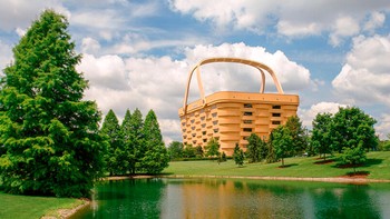 The Basket Building di Ohio, Amerika Serikat, dibuat menyerupai keranjang piknik raksasa. Bangunan ini pernah menjadi kantor pusat perusahaan pembuat keranjang Longaberger dan menjadi salah satu bangunan paling ikonik di negara tersebut. Foto: Weird Buildings via DesignBoom