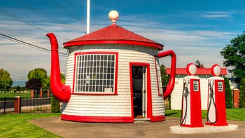 Teapot Dome Service Station di Washington, Amerika Serikat, dibangun berbentuk teko teh sebagai bagian dari tren bangunan pinggir jalan yang unik pada awal abad ke-20. Kini bangunan tersebut menjadi objek wisata sekaligus pengingat sejarah arsitektur komersial Amerika. Foto: Weird Buildings via DesignBoom