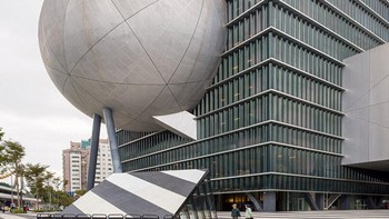 Menurut penerbit Hoxton Mini Press, bangunan-bangunan dalam Weird Buildings menunjukkan bahwa arsitektur tidak hanya soal fungsi, tetapi juga kreativitas dan keberanian menabrak pakem. Dari rumah berbentuk batu hingga bangunan menyerupai bebek, semuanya membuktikan bahwa imajinasi dapat mengubah wajah sebuah kota. Foto: Weird Buildings via DesignBoom