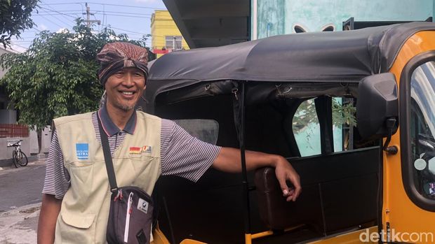 Basuni Yusuf (56) bersama bajaj yang mengantar anaknya kuliah ke ITB, Jumat (24/7).