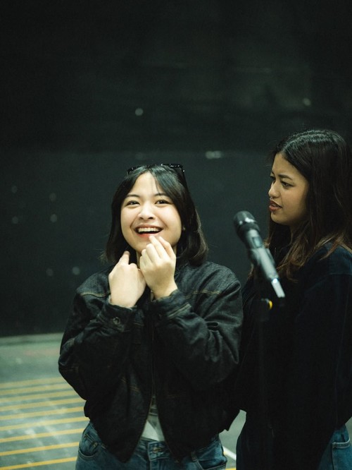Bernadya latihan jelang konser.