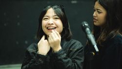 Senyum Lebar Bernadya Jelang Konser Nanti Malam