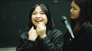 Sembari tertawa lepas di sela latihan, Bernadya tak bisa menyembunyikan rasa grogi sekaligus antusiasmenya jelang panggung showcase terbesarnya. Foto: Instagram Bernadya/Hafiyyan Faza @high_iso