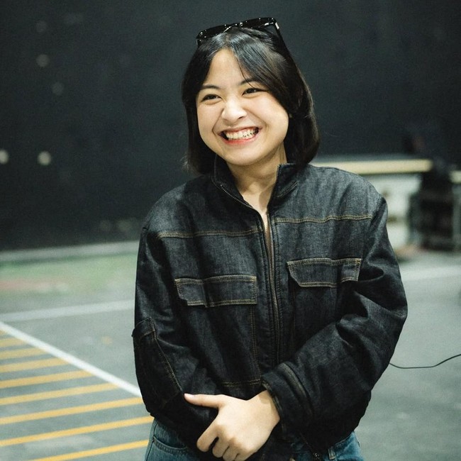 Senyum Lebar Bernadya Jelang Konser Nanti Malam