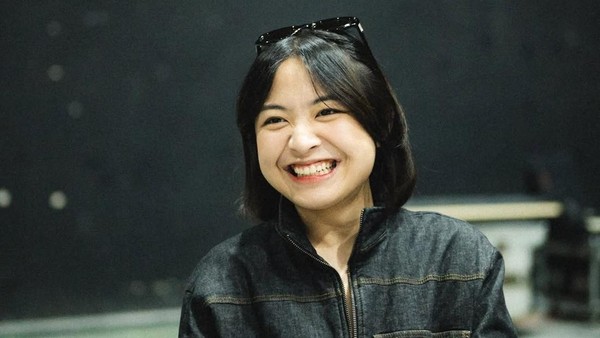 Senyum Lebar Bernadya Jelang Konser Nanti Malam