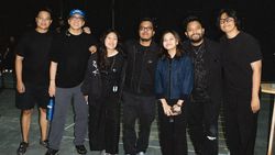 Senyum Lebar Bernadya Jelang Konser Nanti Malam