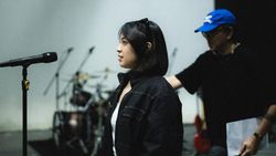 Senyum Lebar Bernadya Jelang Konser Nanti Malam