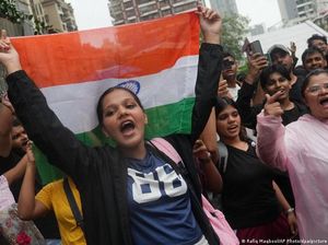 Partai Kecoak Setop Demo Besar-besaran Usai Menteri Pendidikan India Mundur