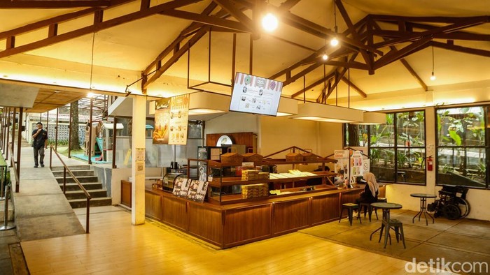 Pengunjung menikmati hidangan di Daong Hutan Pinus, Desa Pancawati, Kabupaten Bogor, Selasa (21/7/2026). Tempat ini memadukan wisata alam, kafe outdoor, dan restoran di tengah hutan pinus.