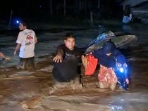 Momen Warga Dievakuasi saat Terjadi Banjir di Gayo Lues