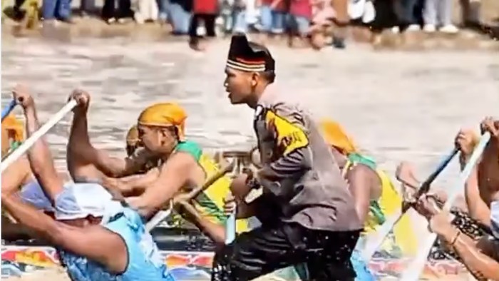 Tangkapan layar video viral Bripka Asril menjadi Timbo Ruang di Pacu Jalur, Kuansing, Jumat (24/7/2026).