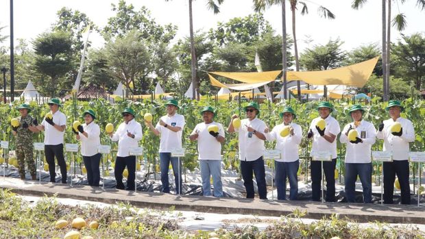 Bupati Gresik Fandi Ahmad Yani atau Gus Yani memperkenalkan pertanian modern. Bupati Gresik Fandi Ahmad Yani atau Gus Yani memperkenalkan pertanian modern.