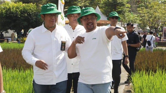 Bupati Gresik Fandi Ahmad Yani atau Gus Yani memperkenalkan pertanian modern.