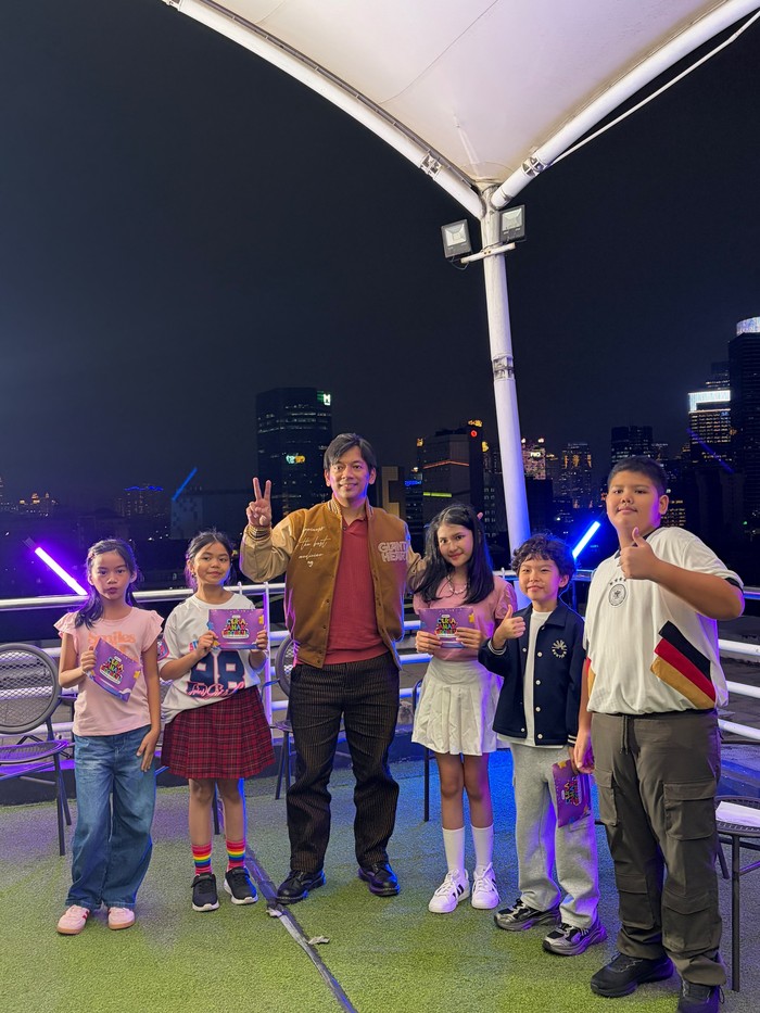 Rian DMasiv hadir di kantor detikcom, diwawancarai oleh lima host cilik. Interaksi seru dan nyanyi bareng jadi momen tak terlupakan!