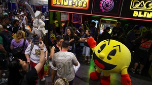 Selain pameran di dalam gedung, kawasan sekitar San Diego Convention Center juga diramaikan berbagai instalasi interaktif dan pop-up bertema waralaba populer. REUTERS/Daniel Cole