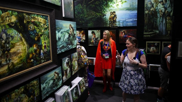 Attendees arrive for the opening day of Comic-Con International in San Diego, California, U.S. July 23, 2026. REUTERS/Daniel Cole