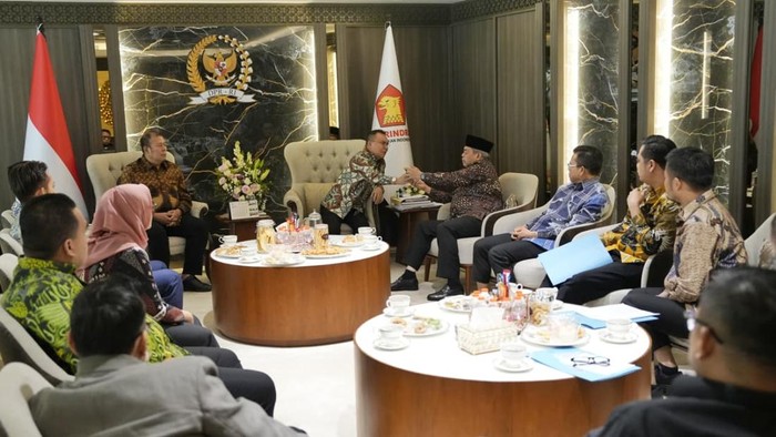 Wakil Ketua DPR Sufmi Dasco dan Cucun Ahmad berdialog dengan APKASI, mendengarkan aspirasi bupati terkait efisiensi anggaran dan pembangunan daerah.
