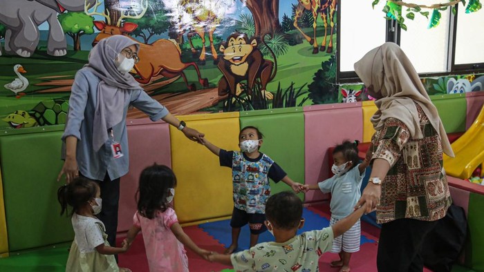 Pengasuh mengajarkan permainan edukatif merajut gambar kepada anak dalam layanan daycare Rumah Penanganan Stunting Lintas Sektor bagi Baduta (Rumah Pelita) Karangdoro, Semarang, Jawa Tengah, Kamis (23/7/2026). Pemkot Semarang menginisiasi layanan gratis taman penitipan anak di bawah dua tahun (Baduta) Rumah Pelita dengan memberikan berbagai jenis program seperti kelas ibu hamil, pemberian pola asuh, penanganan gizi, sanitasi, dan belajar sambil bermain sebagai terobosan dalam upaya penanganan stunting dari hulu hingga ke hilir. ANTARA FOTO/Makna Zaezar/wsj.