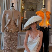 Topi memiliki siluet lembut yang dilipat membentuk awan, sehingga memberi efek dramatis sekaligus melindunginya dari sengatan matahari musim panas Paris. Foto: Instagram/@demimoore