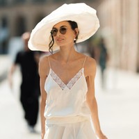 Gaya Chic Demi Moore Lawan Terik Matahari di Paris, Topi Extra Large Bak Awan