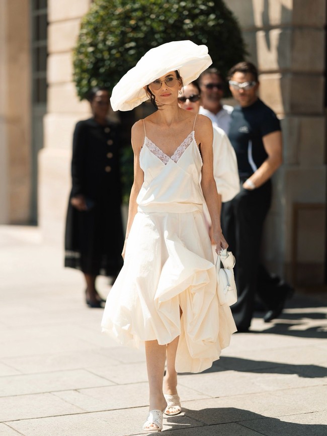 Demi Moore membagikan momen kunjungannya ke showroom Schiaparelli di Instagram. Dia datang bersama putrinya, Tallulah Willis, dalam rangkaian agenda mereka selama berada di Paris untuk menghadiri Haute Couture Week. Foto: Instagram/@demimoore