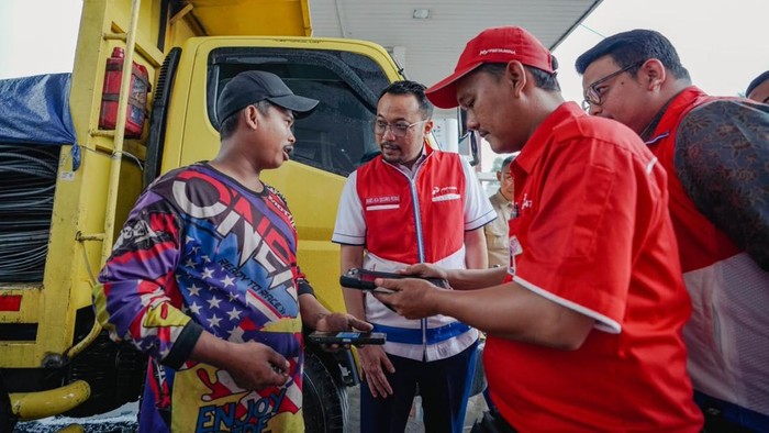 Dirut Pertamina Patra Niaga, Mars Ega Legowo Putra, meninjau langsung pelayanan di SPBU 23.301.34 Noerdin Pandji dan SPBU 23.301.29 Kebun Bunga Palembang