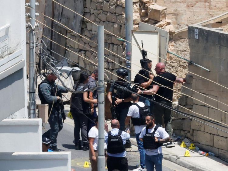Dua Polisi Ditembak di Malta, Pelaku Diburu dalam Operasi Bersenjata