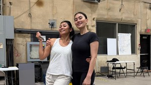 Pelantun Overdose ini pun juga berfoto dengan Anggun C Sasmi. Keduanya terlihat begitu hangat. Dalam series ini, Agnez Mo berperan sebagai Lila Hoth, seorang perempuan misterius dan Anggun menjadi sang ibu yang bernama Amisha Hoth. Foto: Instagram @agnezmo