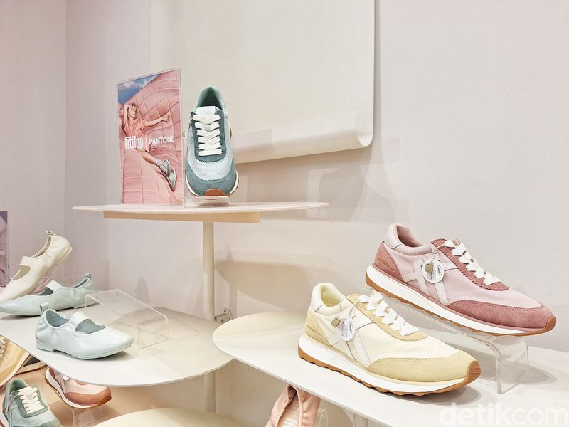 Peluncuran kolaborasi sepatu FitFlopx Pantone di Pondok Indah Mall 3, Jakarta Selatan.