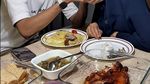Gaya Chill Aisar Khaled Makan Mie Ayam hingga Nasgor Kaki Lima