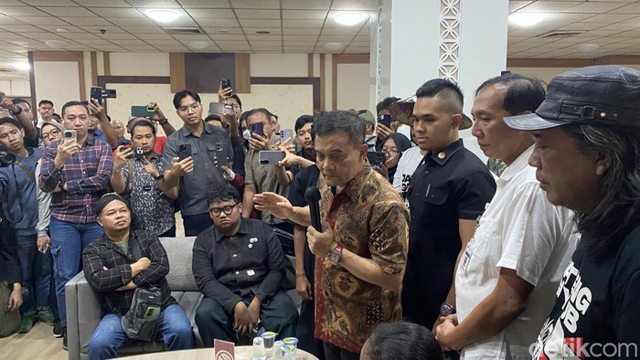 Gubernur Ahmad Luthfi menemui massa Jateng Guyub saat audiensi dengan Pemprov Jateng di Kantor Gubernur Jateng, Kecamatan Semarang Selatan, Kota Semarang, Jumat (24/7/2026).