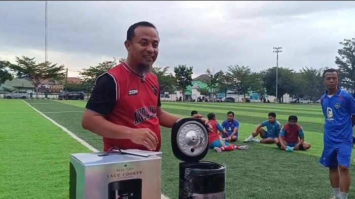 Gubernur Sulsel Andi Sudirman mempromosikan Sagu Cooker yang diciptakan perempuan asal Palopo.