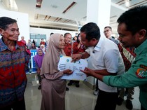 Gubernur Sulsel Serahkan Ganti Rugi Pembebasan Lahan Bandara Bua Rp 17,5 M