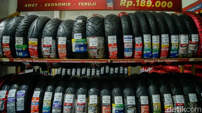 Petugas memasang ban baru di Jakarta, Jumat (24/7/2026).