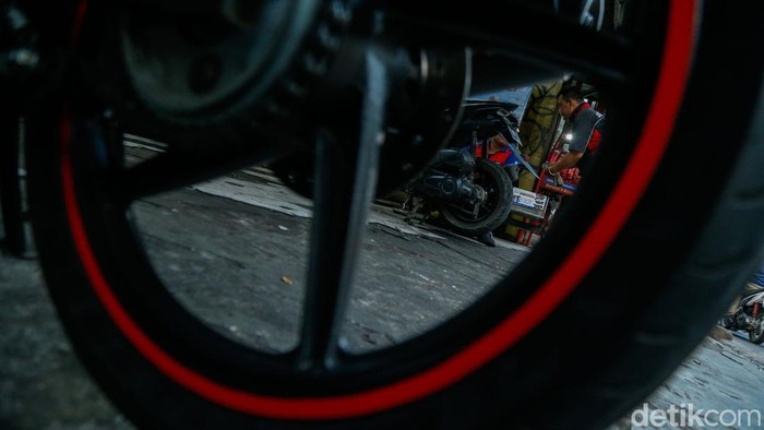 Petugas memasang ban baru di Jakarta, Jumat (24/7/2026).