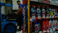 Pelaku usaha bengkel mengaku jumlah pelanggan mulai berkurang sejak harga suku cadang mengalami penyesuaian.  