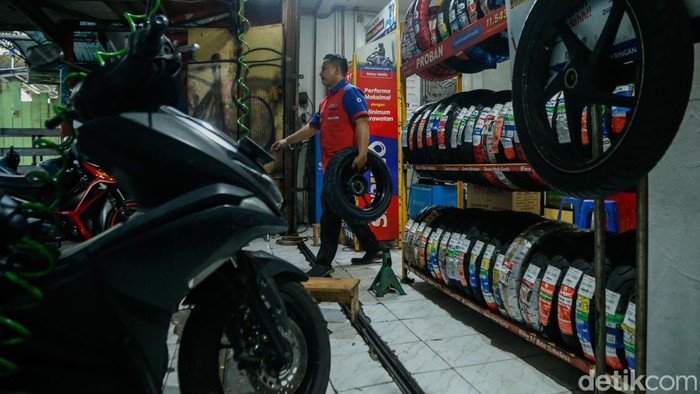 Petugas memasang ban baru di Jakarta, Jumat (24/7/2026).