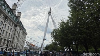 Mengabadikan London Eye pada sore hari dalam mode standar Galaxy Z Fold8. Foto: Fino Yurio Kristo/detikinet