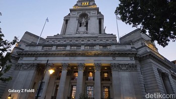 Mengabadikan sebuah bangunan megah di tengah Kota London saat suasana mulai gelap. Foto: Fino Yurio Kristo/detikinet