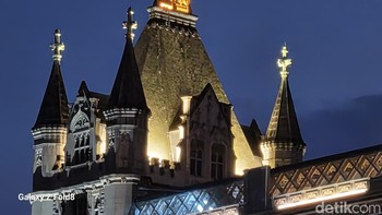 Zoom 10x obyek Tower Bridge pada malam hari menghasilkan foto yang masih cukup jelas, walau tentu sudah tidak mendetail. Foto: Fino Yurio Kristo/detikinet