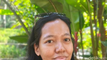 Kalian juga bisa mengambil selfie menggunakan kamera utama dengan membuka layar Razr Fold, sehingga bisa mendapatkan efek portrait bokeh yang terlihat alami. Foto: Virgina Maulita Putri/detikINET