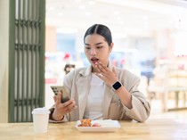 Cemas karena Sering Baca Berita Buruk? Ini Tips dari Psikolog