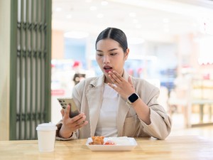 Cemas karena Sering Baca Berita Buruk? Ini Tips dari Psikolog